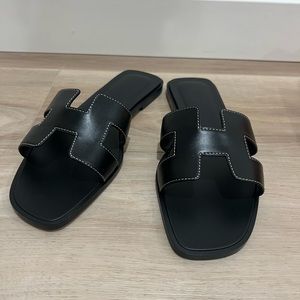 Hermes oran sandals black size 39.5
